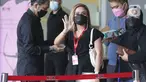 Pedangdut, Citra Rahayu atau Cita Citata (tengah) melambaikan tangan jelang diperiksa penyidik di Gedung KPK, Jakarta, Jumat (26/3/2021). Cita Citata dipanggil KPK sebagai saksi kasus dugaan suap pengadaan bantuan sosial untuk wilayah Jabodetabek tahun 2020. (Liputan6.com/Helmi Fithriansyah)