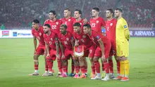 Pemain Timnas Indonesia, Kevin Diks (kedua kanan) berfoto bersama dengan para starting XI saat laga lanjutan putaran ketiga Grup C Kualifikasi Piala Dunia 2026 melawan Jepang di Stadion Utama Gelora Bung Karno (SUGBK), Senayan, Jakarta, Jumat (15/11/2024). (Bola.com/Bagaskara Lazuardi)