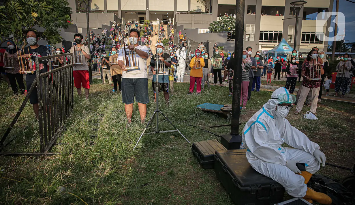 Sejumlah tenaga kesehatan dan pasien COVID-19 memainkan angklung di RSDC Wisma Atlet, Kemayoran, Jakarta, Selasa (23/3/2021). Acara tersebut dilakukan dalam rangka satu tahun beroperasinya RSDC Wisma Atlet Kemayoran. (Liputan6.com/Faizal Fanani)