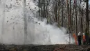 Petugas Pemadam Kebakaran berupaya memadamkan api yang membakar hutan jati di Kawasan Mijen Semarang, Sabtu (21/9/2019). Musim kemarau yang panjang dan kondisi yang kering mempermudah api menyebar di kawasan tersebut. (Liputan6.com/Gholib)