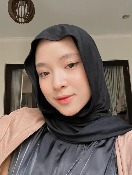 Dari pemilihan warna hijab yang monokrom, masih cocok dengan outfit bernuansa earthy tone. [Instagram.com/nissa_sabyan]