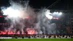 Suporter Genoa menyalakan suar saat pertandingan melawan Inter Milan pada laga lanjutan Liga Italia 2023/2024 di Stadion Luigi Ferraris, Genoa, Italia, Sabtu (30/12/2023) dini hari WIB. (AFP/Piero Cruciatti)