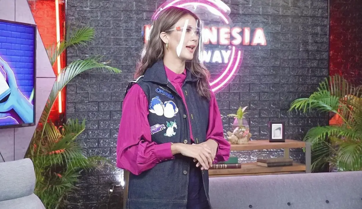 Memberikan sentuhan berbeda pada kemeja fuchsial, kamu bisa mengenakan cardigan dengan patch unik. Paula Verhoeven tampil effortless dengan outfit ini. (instagram/paula_verhoeven)