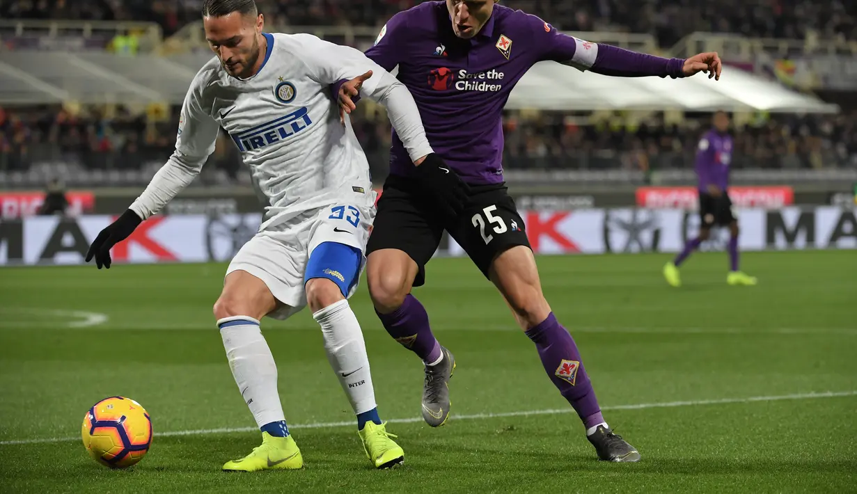 Duel antara D’Ambrosio dan Federico Chiesa pada laga lanjutan Serie A yang berlangsung di stadion Artemio Franci, Firenze, Senin (25/2). Inter Milan imbang 3-3 kontra Fiorentina (AFP/Tiziana Fabi)