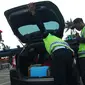 Petugas memeriksa bagasi mobil yang masuk di kawasan bandara Soetta Tangerang, Kamis, (14/01/16). Sejumlah anggota Kepolisian dan TNI AD dikerahkan untuk melakukan penjagaan di Bandara Soetta. (Liputan6.com/Faisal R Syam)