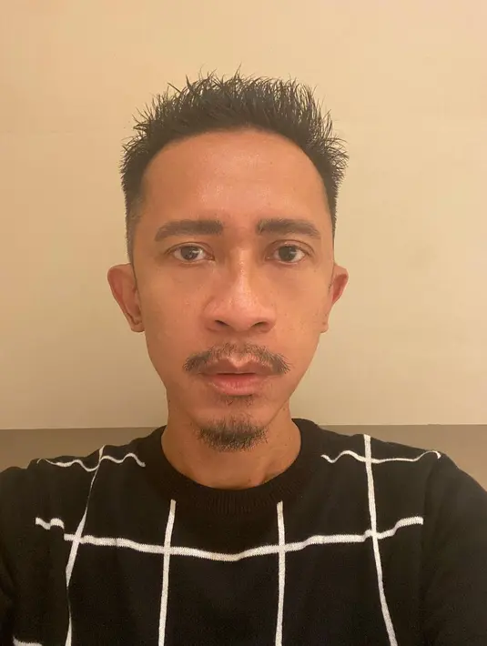 7 Maret lalu, Aming membagikan empat foto dengan rambut pendek. Menurut pemeran film The Wedding & Bebek Betutu itu, model rambut tersebut merupakan perdana selama hidupnya. Aming juga menyebut dirinya sebagai Mamang Gandhi.  "Mamang Gandhi, Seumur umur baru potong sependek ini," tulis amingisback [Instagram/amingisback]