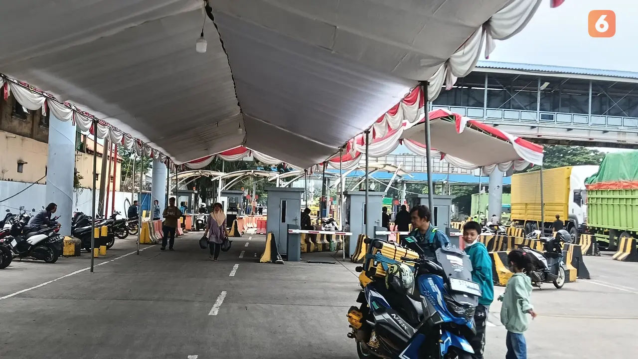 Tenda Pemudik Sepeda Motor di Pelabuhan Merak, Banten