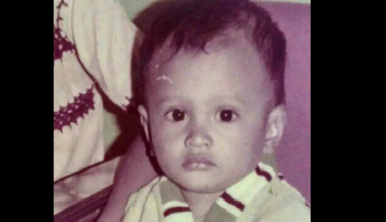 Foto masa kecil Hesta Meiriansyah atau lebih dikenal dengan dr Ryan Thamrin. Saat kecil, ia dikenal dengan nama pangilan bogen. Saat kecil, ia terlihat gemuk dan pintar. (dok. Keluarga. repro M Syukur/Bintang.com)