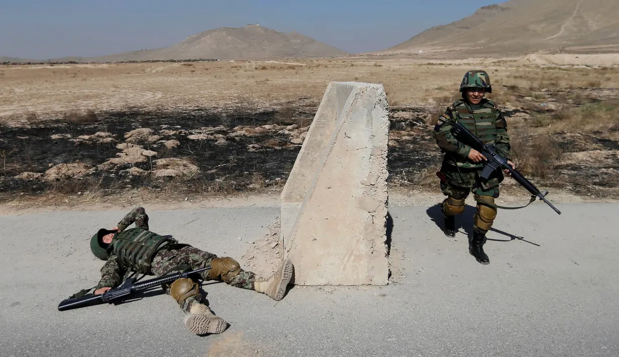 Komandan prajurit wanita Tentara Nasional Afganistan (ANA) bersama anggotanya mensimulasikan penanggulangan cedera saat mengikuti sesi latihan menembak di Kabul Military Training Centre (KMTC), di Afghanistan, 26 Oktober 2016. (REUTERS/Mohammad Ismail)