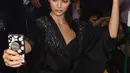 Model Kendall Jenner berselfie saat berada di belakang panggung Victoria's Secret Fashion Show 2018 di Pier 94 di New York, AS (8/11).  (AFP Photo/Getty Images/Dia Dipasupil)