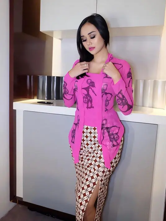 "Kalau ngaji baca Al Quran, jujur ya aku baca Quran aku nggak ngerti (huruf) arabnya," kata Aura Kasih. (Instagram/aurakasih)