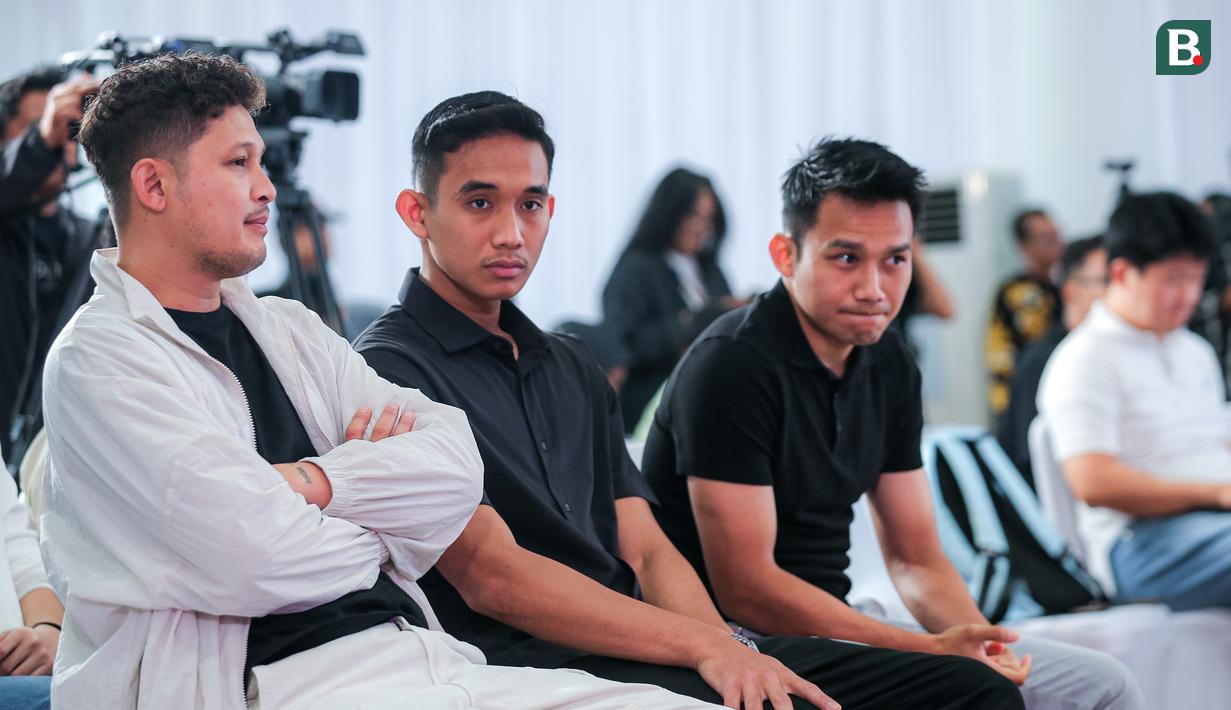 Pemain dan mantan pemain Timnas Indonesia, Witan Sulaeman (kanan), Rizky Ridho (tengah), dan Syamsir Alam saat menghadiri acara peluncuran STY Foundation yang berlangsung di Rans Office, Serpong, Tangerang Selatan, Senin (04/11/2024). (Bola.com/Bagaskara Lazuardi)