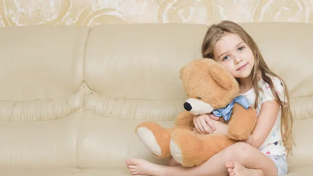 Mengembangkan kemampuan bahasa dan komunikasi anak melalui bermain boneka.