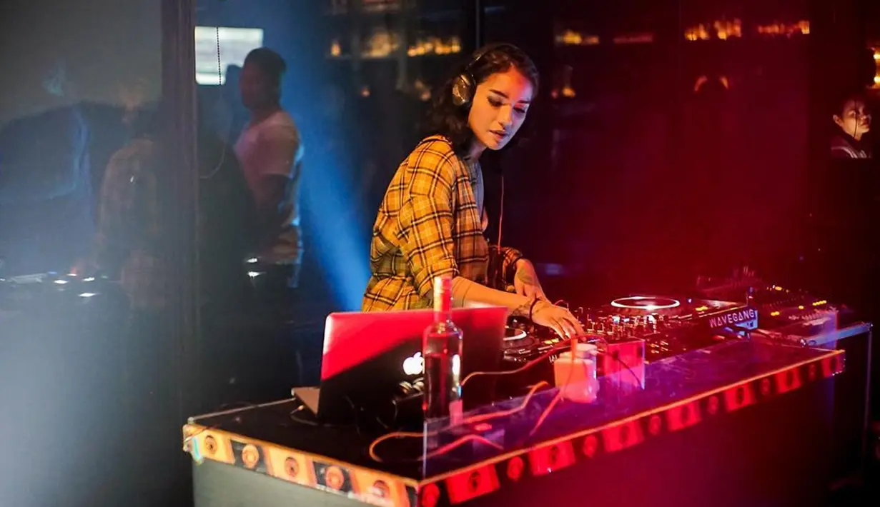 Tak melulu berpakaian seksi seperti kebanyakan DJ lainnya, saat di atas panggung Sheila juga sering kenakan casual. Penampilannya pun semakin ciamik Siapa yang tak terpesona dengan artis cantik yang satu ini?(Liputan6.com/IG/@itssheilamj)