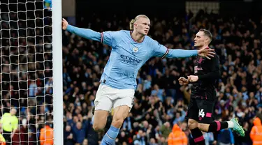 Pemain Manchester City Erling Haaland melakukan selebrasi usai mencetak gol ke gawang Burnley pada pertandingan sepak bola perempat final Piala FA di Etihad Stadium, Manchester, Inggris, Sabtu (18/3/2023). (Richard Sellers/PA via AP)