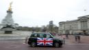 Taksi listrik, TX eCity diuji jalankan dekat Istana Buckingham di London, Inggris, Selasa (5/12). Perusahaan taksi London LEVC milik Geely resmi memperkenalkan taksi hitam London listrik yang disapa TX. (AFP PHOTO / Daniel LEAL-OLIVAS)