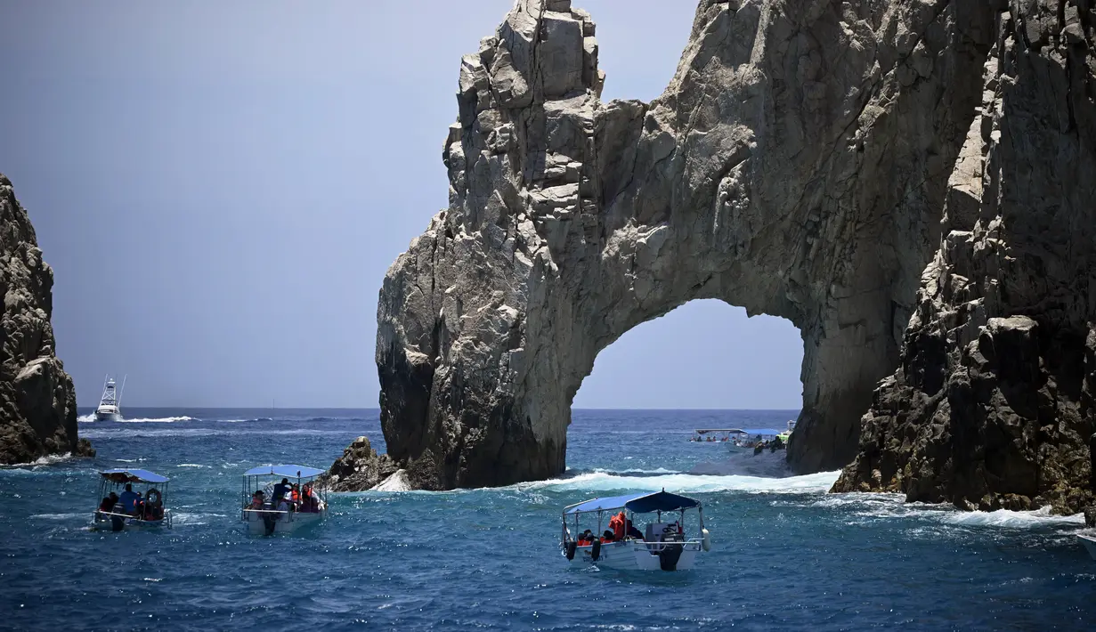 Pemandangan formasi batuan El Arco di Samudra Pasifik di Cabo San Lucas, negara bagian Baja California, Meksiko pada 4 Agustus 2023. (AFP/ALFREDO ESTRELLA)