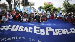Mahasiswa membentangkan spanduk saat aksi unjuk rasa menuntut mundur Presiden Otto Perez di Guatemala City, Kamis (27/8/2015). Aksi ini dilakukan setelah Presiden Perez menolak mundur usai dituding terlibat skandal korupsi bea cukai.(REUTERS/Jose Cabezas)