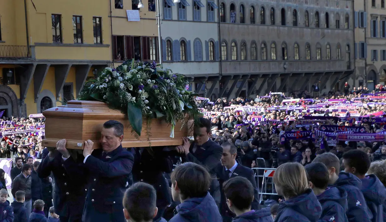 Suporter Fiorentina membentangkan syal saat mengantar jenazah kapten Fiorentina Davide Astori pada upacara pemakaman di Florence, Italia (8/3). Davide Astori meninggal pada usia 31 tahun. (AP Photo/Alessandra Tarantino)