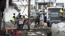 Warga dan tentara membawa tubuh korban usai bom rakitan meledak dekat kendaraan militer di Kota Jolo, Pulau Sulu, Filipina, Senin (24/8/2020). Sebanyak 10 orang tewas dan puluhan lainnya terluka -banyak dari mereka tentara atau polisi- dalam pemboman ganda tersebut. (Nickee BUTLANGAN/AFP)