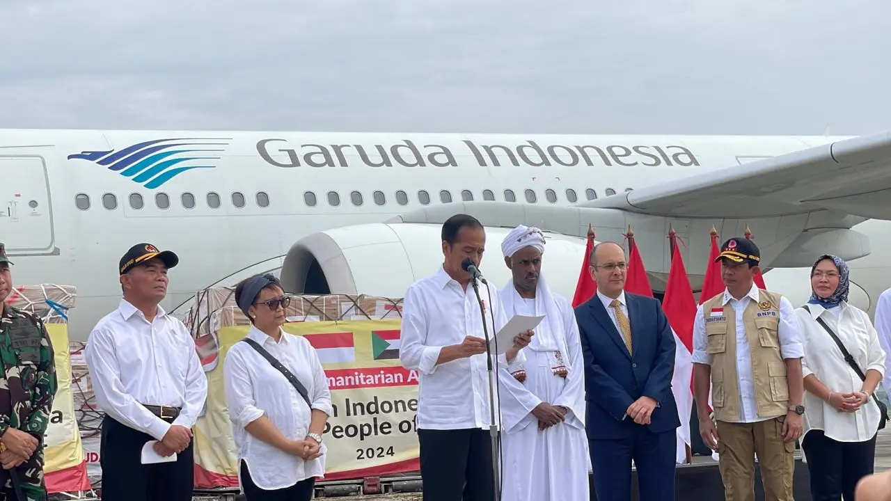 Presiden Jokowi melepas bantuan kemanusiaan untuk dikirimkan ke Gaza dan Sudan di Pangkalan TNI AU Halim Perdanakusuma, Rabu (3/4/2024).