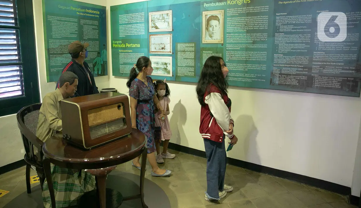 Pengunjung melihat tulisan di Museum Sumpah Pemuda, Jakarta, Kamis (28/10/2021). Peringatan Sumpah Pemuda mengambil tema Bersatu, Bangkit, dan Tumbuh serta terus merawat sejarah dalam pergerakan nasional kepemudaan dan menjadi tonggak sejarah perjuangan kemerdekaan RI. (Liputan6.com/Faizal Fanani)
