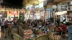 Warga Suriah bekerja di sebuah kedai kopi daerah bernama kota 6 Oktober, Giza, Mesir, (19/3). Menariknya di daerah ini sebagian pekerjanya merupakan imigran asal Suriah yang sedang mencari pekerjaan. (REUTERS / Mohamed Abd El Ghany)