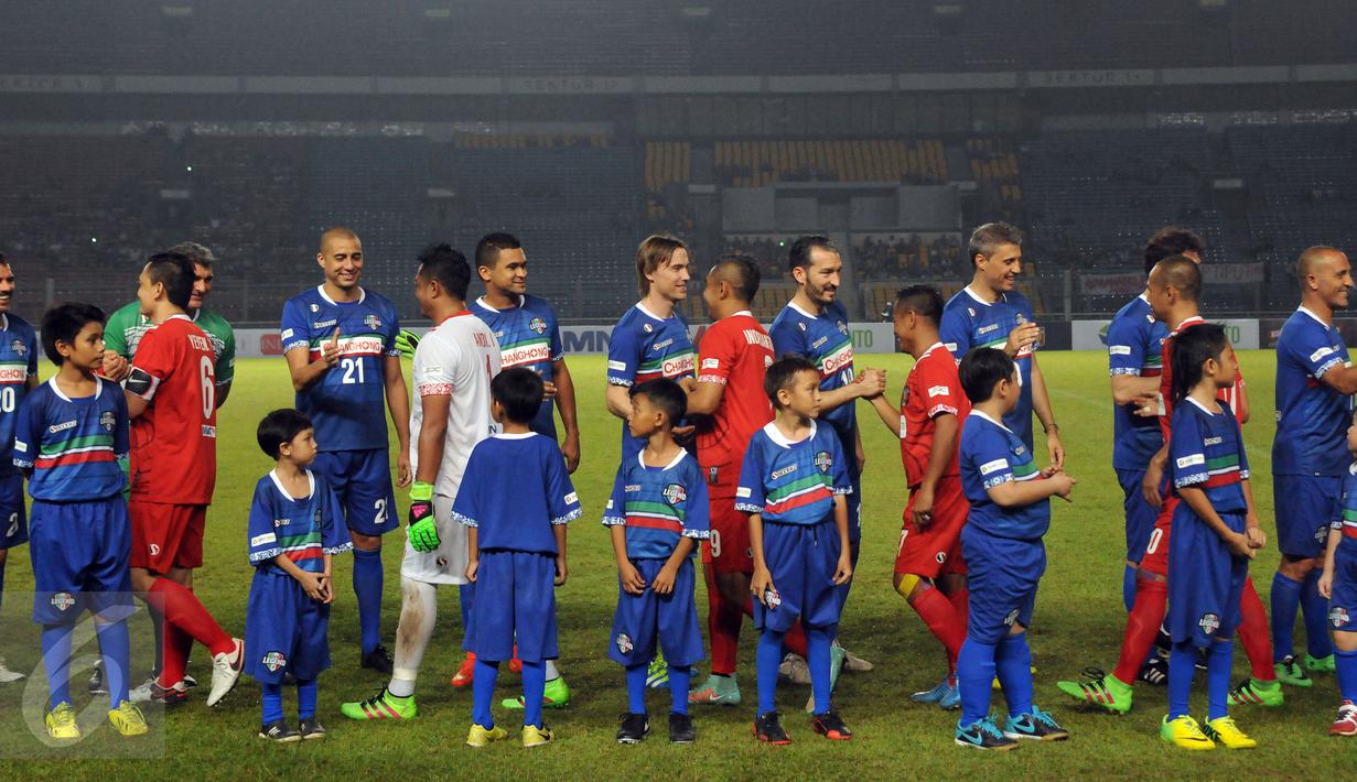 Pemain Calcio Legend bersalaman dengan tim Primavera Baretti jelang laga persahabatan di Stadion GBK Jakarta, Sabtu (21/5/2016). Calcio Legend menang telak 4-0. (Liputan6.com/Helmi Fithriansyah)