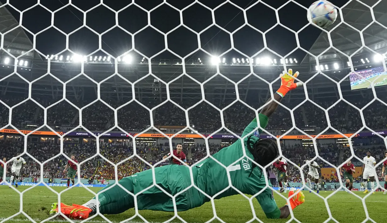 Penyerang Portugal Cristiano Ronaldo mencetak gol pembuka timnya melalui penalti ke gawang Ghana pada duel grup H Piala Dunia 2022 di stadion 974, Kamis (24/11/2022). Cristiano Ronaldo mencetak satu gol dalam kemenangan 3-2 Portugal atas Ghana. (AP Photo/Manu Fernandez)