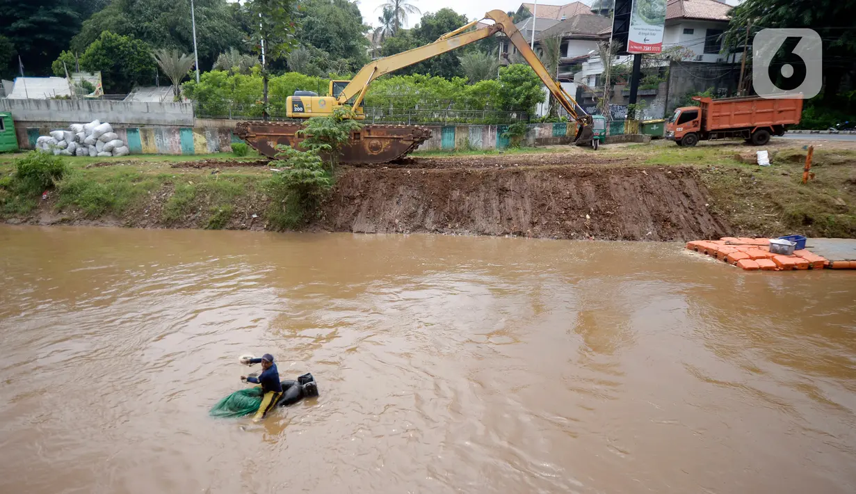 Pekerja Dinas Kebersihan mengangkat sampah yang terjaring di Kali Pesanggrahan, Jakarta Selatan, Rabu (4/11/2020). Sampah-sampah yang terbawa arus air terjaring di penyaringan sampah yang dipasang untuk mengantisipasi penyumbatan pada musim penghujan bisa terjadi banjir. (merdeka.com/Dwi Narwoko)