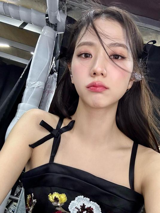 <p>Foto ini seolah membuktikan mengapa Jisoo Blackpink sering sekali disebut sebagai goddess atau dewi. "Aku mencintai energi kalian dan kue tar telur yang lezat!" ungkapnya. (Foto: Instagram/ sooyaaa__)</p>