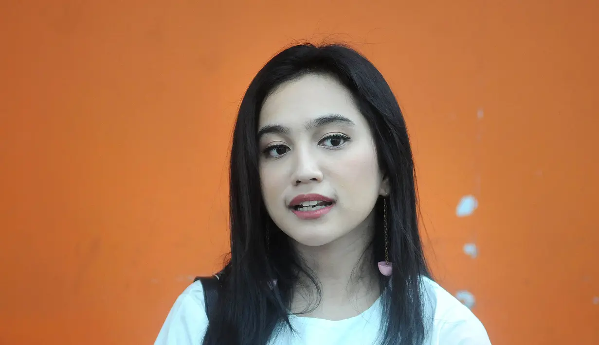 Rachel Amanda juga mengaku prihatin dengan minimnya pencipta lagu anak-anak. "Sebenarnya kita pihak yang sudah dewasa juga harus bertanggung jawab menulis lagu-lagu yang baik buat anak-anak," tegas Rachel. (Galih W. Satria/Bintang.com)