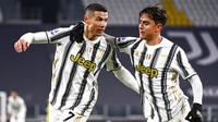 Striker Juventus, Cristiano Ronaldo, melakukan selebrasi bersama Paulo Dybala usai mencetak gol ke gawang Udinese pada laga Liga Italia di Stadion Allianz, Turin, Minggu (3/1/2021). Juventus menang dengan skor 4-1. (Marco Alpozzi/LaPresse via AP)