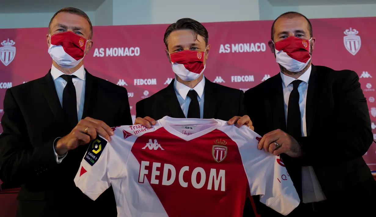 Pelatih baru AS Monaco, Niko Kovac (tengah) berpose dengan  Wakil Presiden AS Monaco Oleg Petrov (kiri) presentasi resminya di Monako (21/7/2020). (AFP Photo/Yann Coatsaliou)