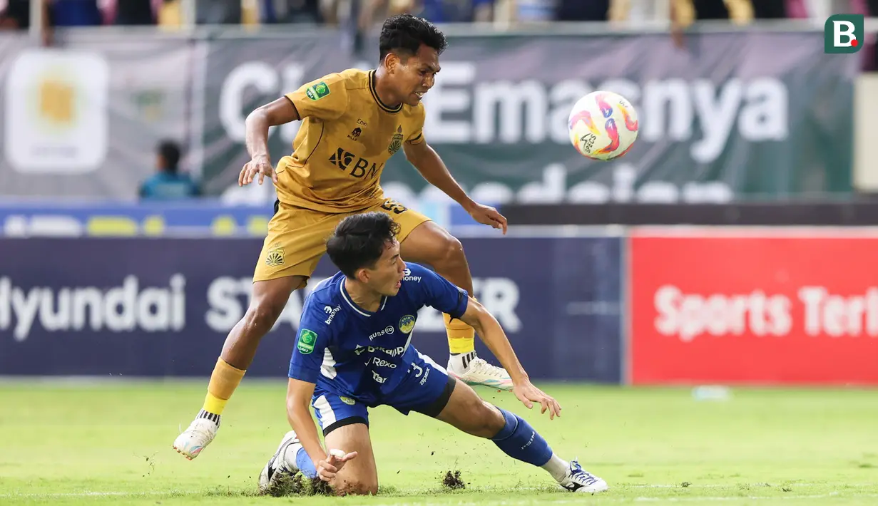 Pemain Bhayangkara FC, Frengky Missa (kiri) berebut bola dengan pemain PSIM Yogyakarta, Yusaku Yamadera dalam laga final Pegadaian Liga 2 2024/2025 di Stadion Manahan, Solo, Jawa Tengah, Rabu (26/02/2025). (Bola.com/Abdul Aziz)