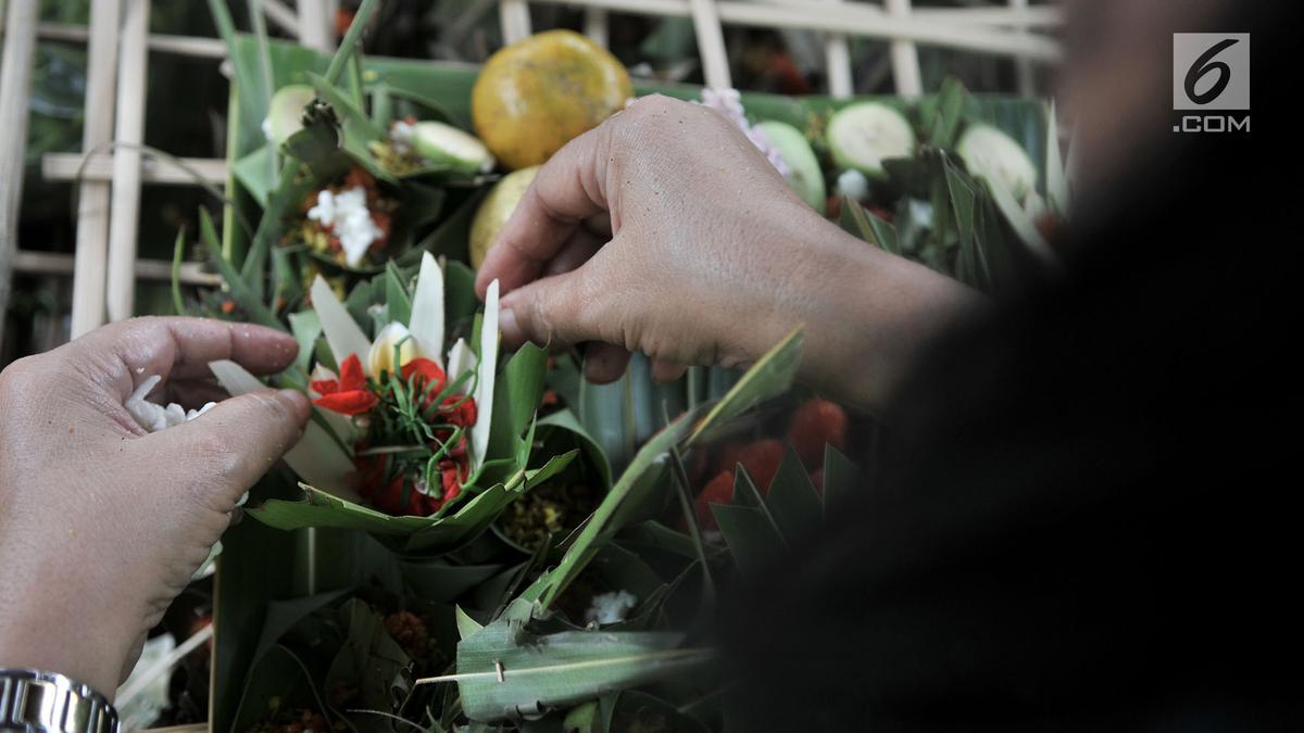 Turis Bertingkah Minum Sajen Pemakaman Bikin Geram Warga Lokal