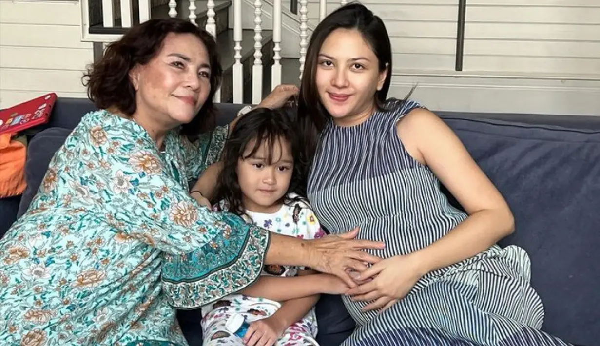 Meski tanpa makeup, wajah Jessica Mila tetap terlihat memesona. Seperti pada foto ini, ia tampil tanpa makeup dengan rambut belah dua tanpa poni. [@jessava_nathan]