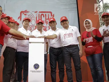 Menhub Budi Karya Sumadi (tengah), Menpan-RB, Asman Abnur (enam kiri) menekan tombol saat peluncuran Sistem Penerbitan Izin Online dan Multimoda (Spionam), E-Ticketing, dan E-Tilang di Jakarta, Minggu (4/3). (Liputan6.com/Faizal Fanani)