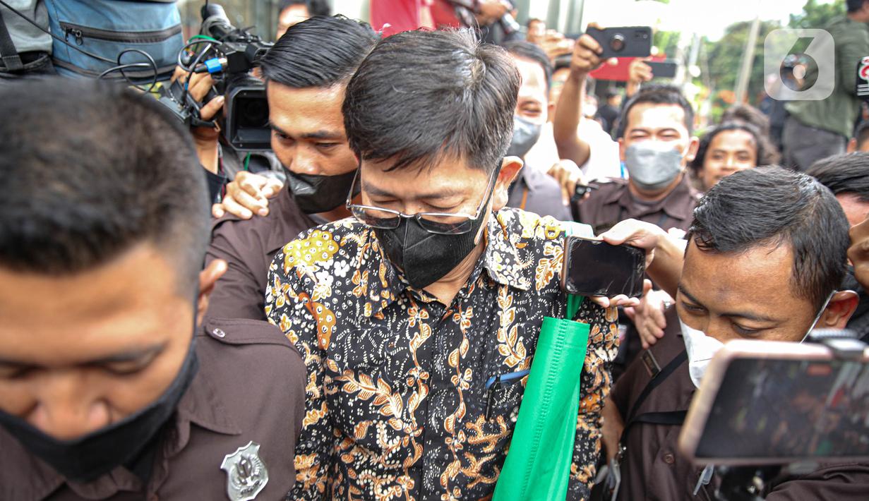 Kepala Kantor Pajak Madya Jakarta Timur, Wahono Saputro, tertunduk saat meninggalkan  Gedung Merah Putih KPK, Jakarta Selatan, Selasa (14/3/2023). Wahono yang mengenakan baju batik berwarna coklat terus menunduk saat dicecar pertanyaan oleh awak media. (Liputan6.com/Faizal Fanani)