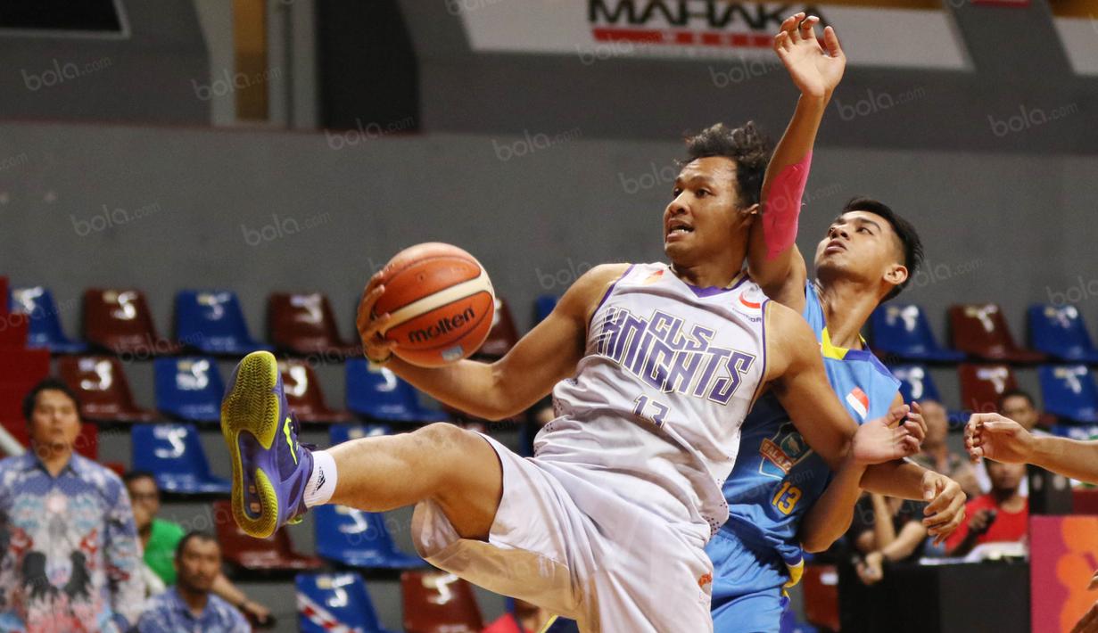 Pemain CLS Knight, Kaleb Ramot #13 berusaha melewati hadangan pemain Satya Wacana pada perempat final Playoffs Indonesia  Basket League (IBL) di Britama Arena, Jakarta, Selasa (17/5/2016). (Bola.com/Nicklas Hanoatubun)