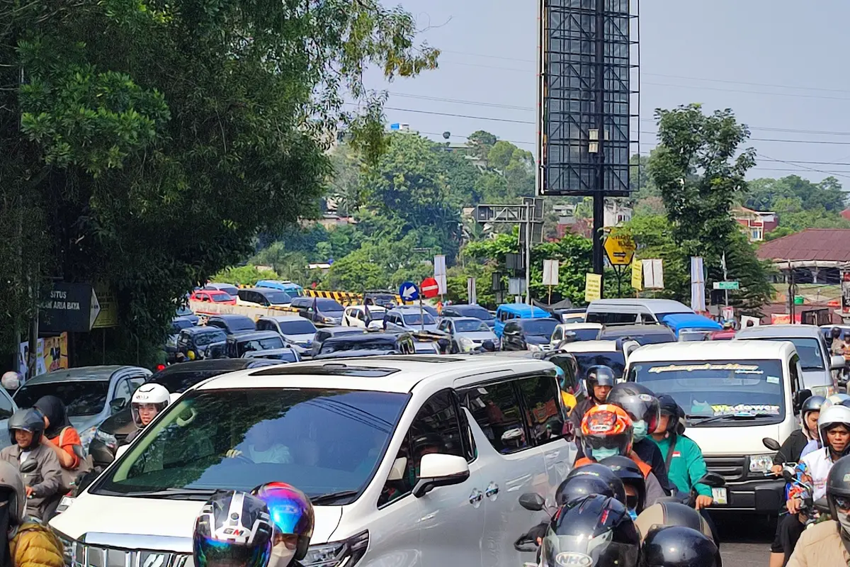 Arus lalu lintas menuju Puncak, Kabupaten Bogor, Jawa Barat, macet jelang Natal 2023