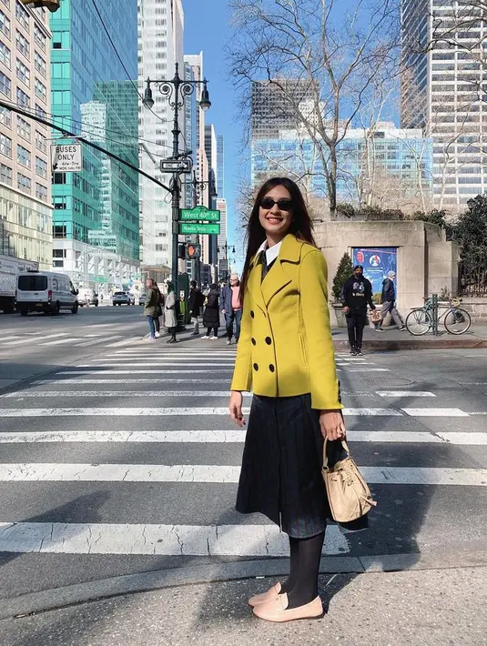 Agar tidak monoton, gaya hitam-putih Mikha Tambayong dilapisi dengan blazer warna mustard yang cerah. [Foto: @miktambayong]