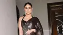 Kapoor Khan mengenakan sari modern warna hitam dengan bahan sequin yang mewah. [@kareenakapoorkhan]