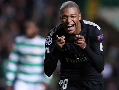 Pemain PSG, Kylian Mbappe melakukan selebrasi setelah mencetak gol ke gawang Celtic pada pertandingan perdana fase grup Liga Champions di Stadion Celtic Park, Selasa (12/9). Paris Saint-Germain pesta lima gol ke gawang Celtic. (AP Photo/Scott Heppell)