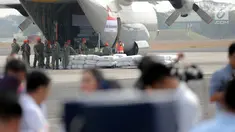 Prajurit TNI AU memasukkan bantuan kemanusiaan Rohingya ke dalam pesawat Hercules di Lanud Halim Perdanakusuma, Jakarta, Rabu (13/9). Sebanyak 34 ton bantuan itu berupa beras, bahan siap saji, tenda, dan selimut. (Liputan6.com/Faizal Fanani)