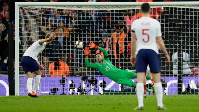 Penyerang Inggris, Harry Kane saat melakukan eksekusi penalti ke gawang Republik Ceko selama pertandingan grup A babak kualifikasi Euro 2020 di stadion Wembley di London (22/3). Kane mencetak satu gol di pertandingan tersebut. (AP Photo/Tim Irlandia)