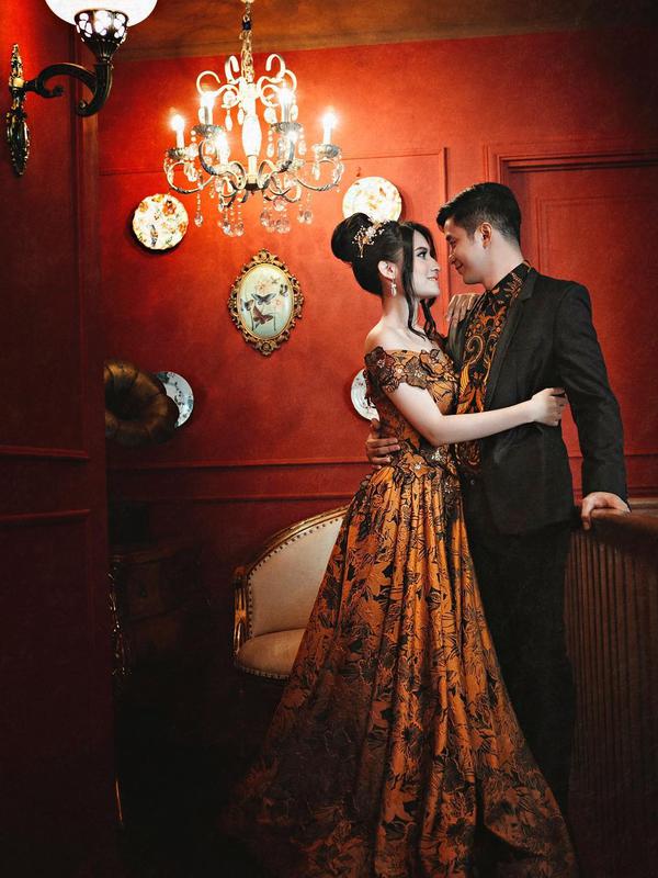 Pada 3 Juli lalu, ia mengunggah foto praweddingnya. Tidak ada keterangan dalam foto yang diunggah tersebut. Hanya simbol hati sebagai ungkapan cintanya. (Instagram/adlyfayruz)