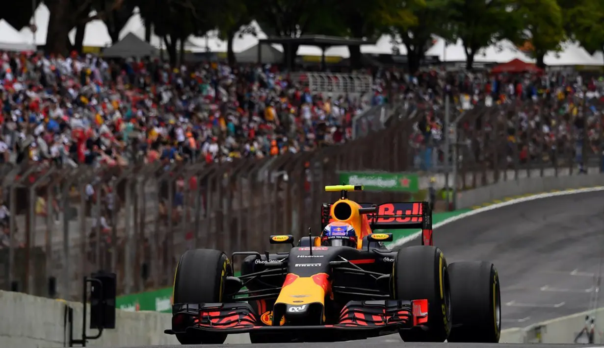  Pebalap Red Bull Racing, Daniel Ricciardo, berada di posisi keenam pada sesi kualifikasi F1 GP Brasil di Sirkuit Interlagos, Sabtu (12/11/2016). Riccardo mencatat waktu tercepat 1 menit, 11,540 detik. (AFP/Nelson Almeida)