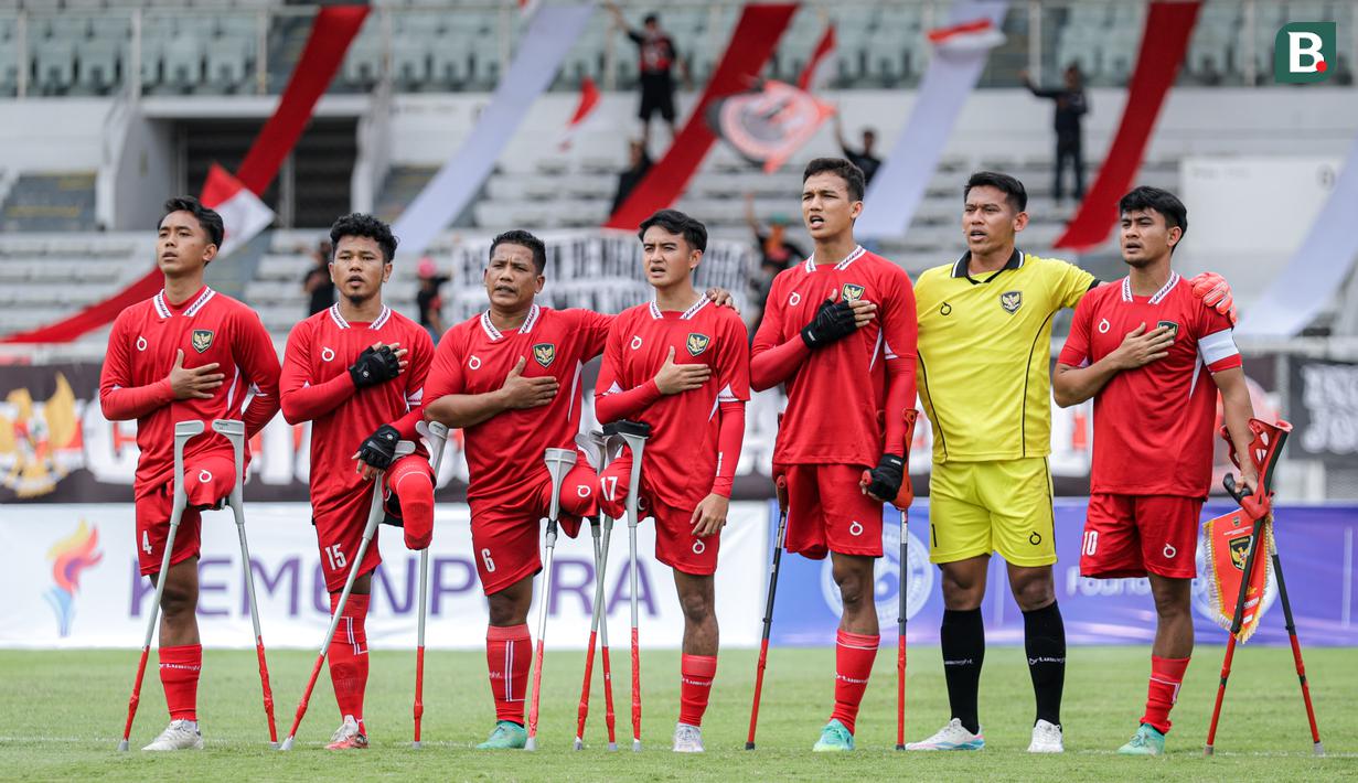 <p>Para pemain Timnas Amputasi Indonesia menyanyikan lagu kebangsaan Indonesia Raya saat laga Grup A Kualifikasi Piala Dunia Amputasi 2026 melawan Iran di Stadion Madya, Senayan, Jakarta, Kamis (13/11/2025). (Bola.com/Bagaskara Lazuardi)</p>
