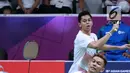 Ganda putra Indonesia, Fajar Alfian/M Rian Ardianto menahan serangan pemain Jepang, Takuto Inoue/Yuki Kaneko pada semifinal Bulutangkis Beregu Putra Asian Games 2018 di Jakarta, Selasa (21/8). (Liputan6.com/Helmi Fithriansyah)